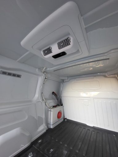 Viesa holiday instalado en una peugeot para el transporte de animales
