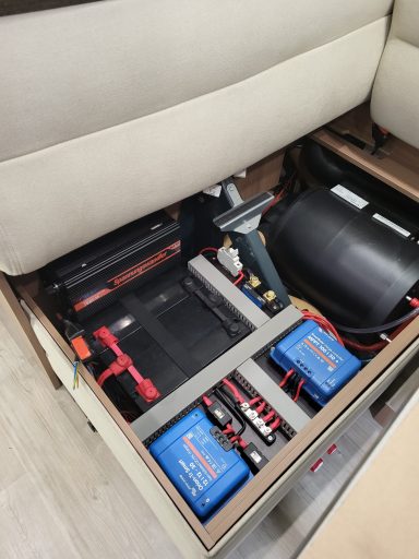 instalación de baterias de litio eleksol con todos los componentes victronenergy; booster orion, regulador mppt smart solar y smart Shunt